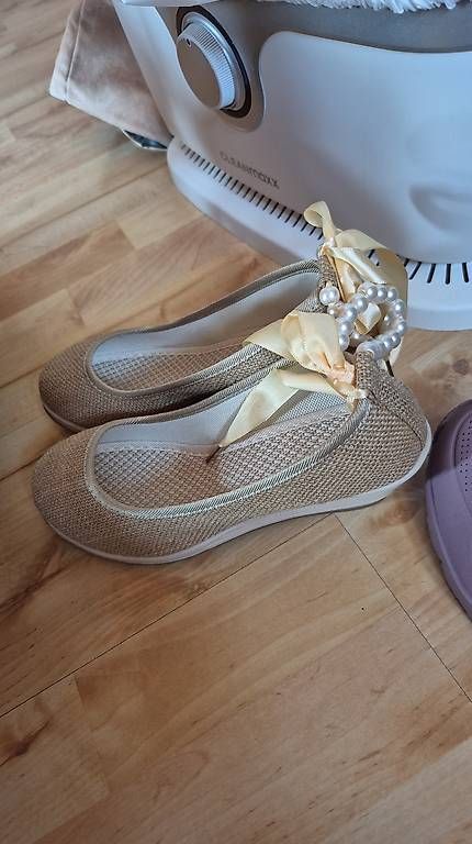Scarpe da donna: Ballerinas Gr.37 mit Perlen – Usato da Blauen venduto da babuun