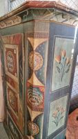 Antiker Schweizer Schrank mit Malerei von 1970