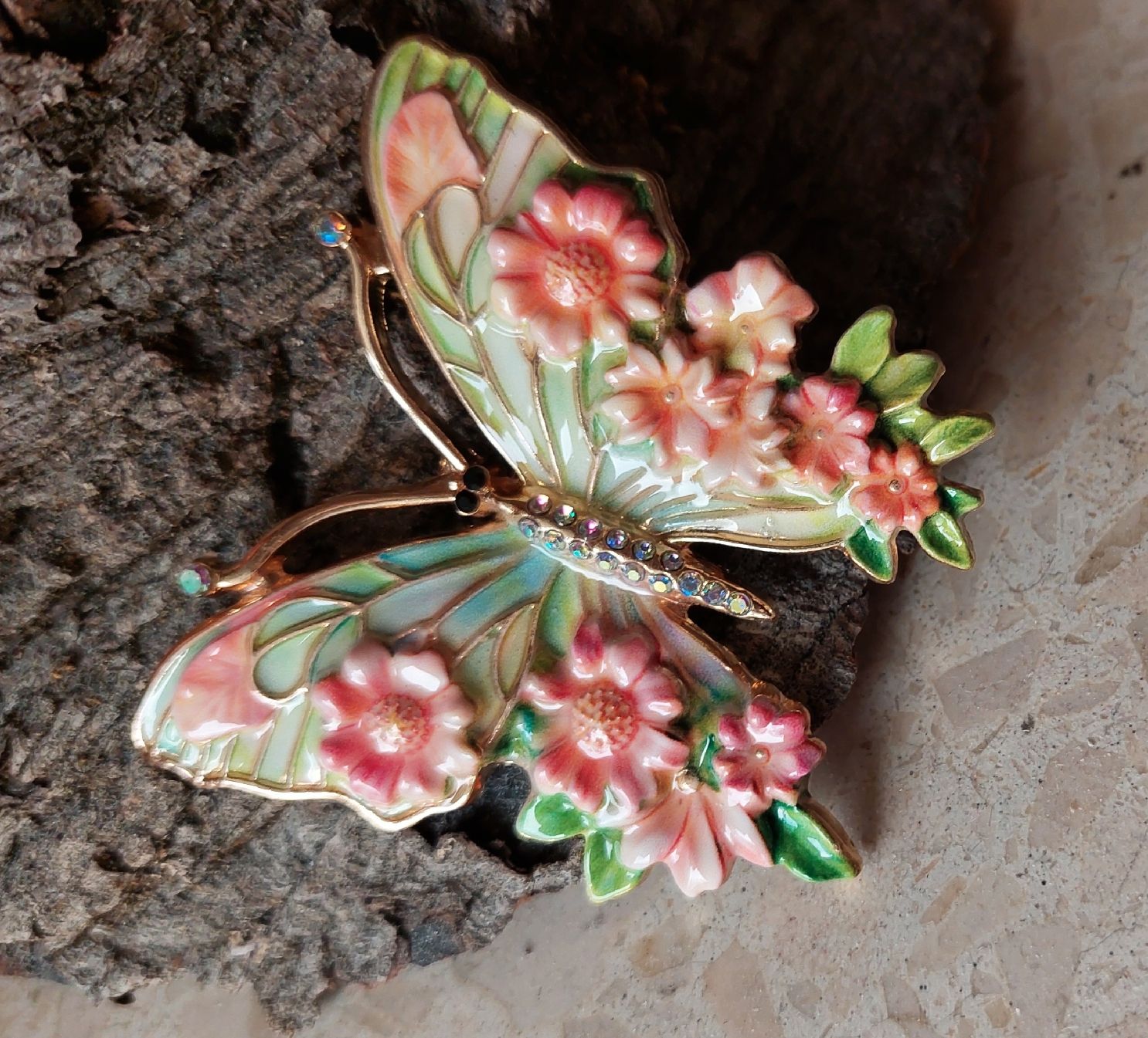 Broschen & Nadeln: Wunderschöne Brosche, Schmetterling mit Blumen – Gebraucht aus Oberwil BL von Hunajakakku 2