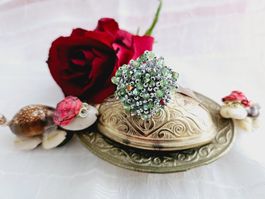 Funkelnder Ring aus Swarovski Perlen grün