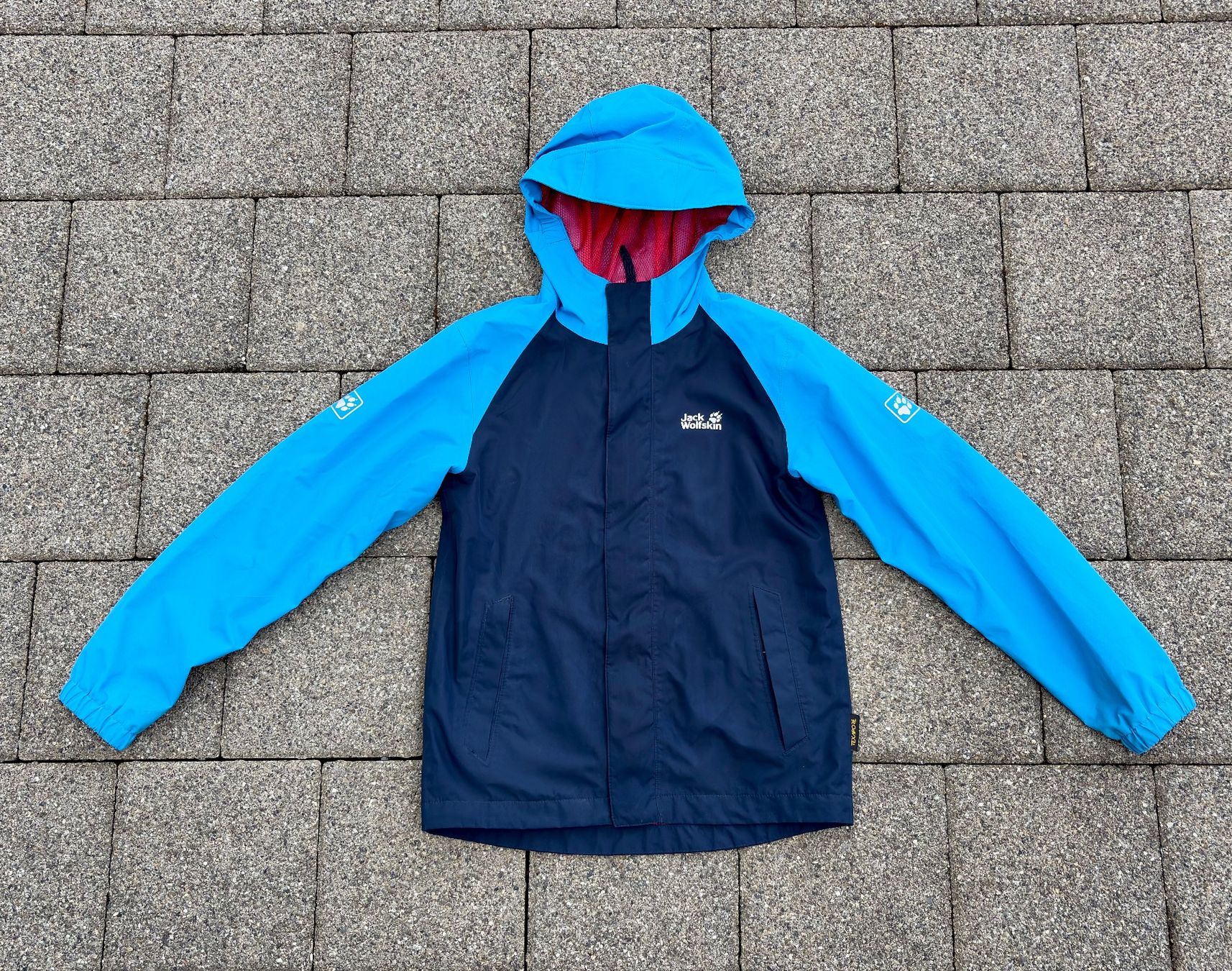 Jack Wolfskin Giacche & Cappotti: Jack Wolfskin Kinderregenjacke, Grösse 140 – Usato da Arni AG venduto da CLIMBIM