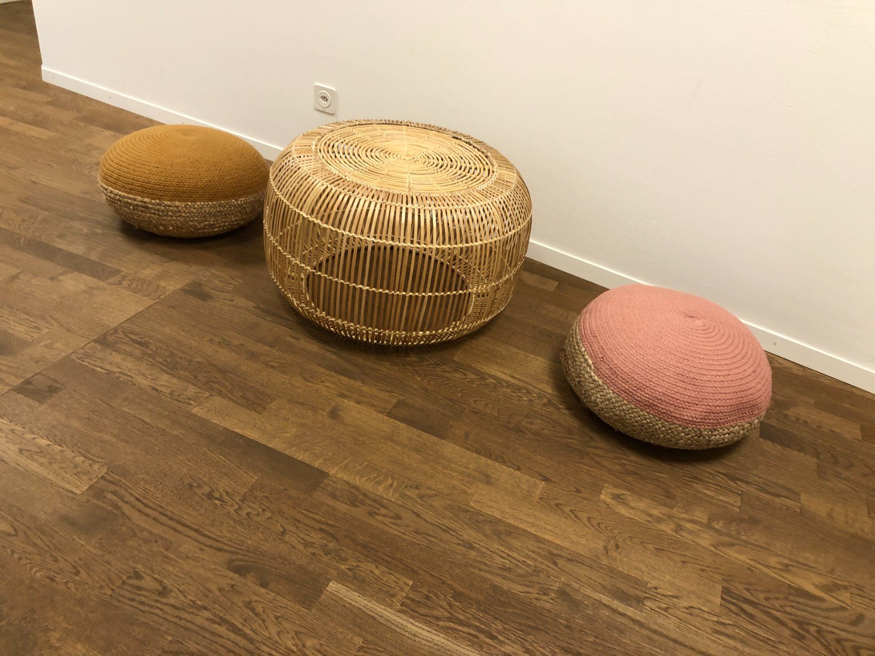 Tavoli: Couchtisch und zwei Hocker – Usato da Ennetbaden venduto da Raum2010