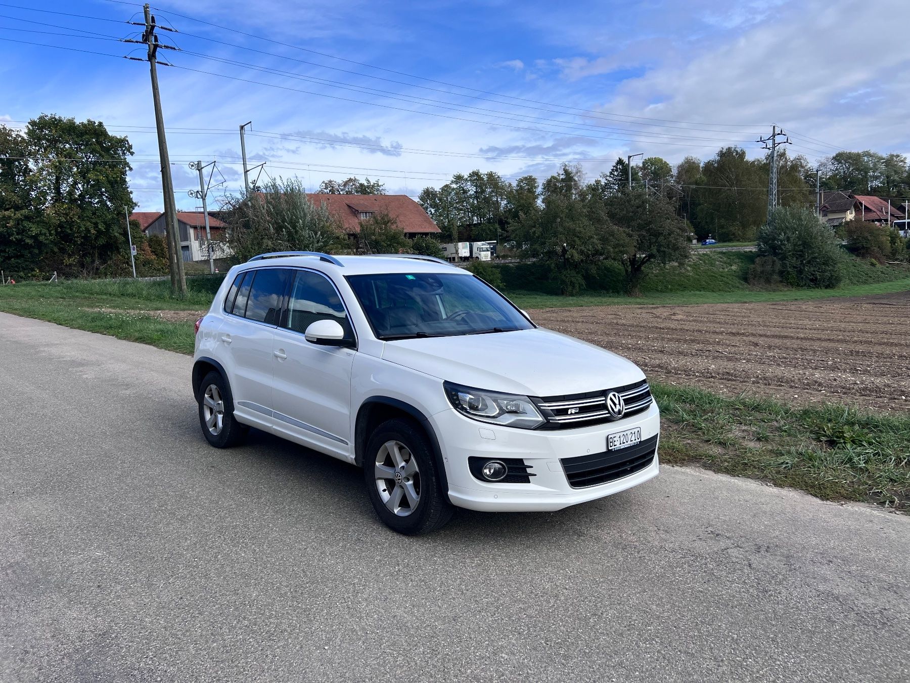 VW Tiguan 2.0 TSI – R-Line – 8-fach bereift (D'occasion) à Vinelz pour ...