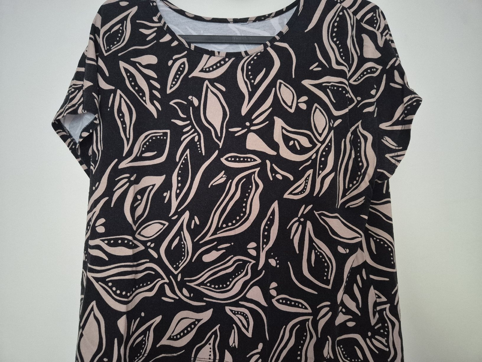 T-Shirts: T-Shirt schwarz/beige – Gebraucht aus Aesch BL von sar_j59l 1