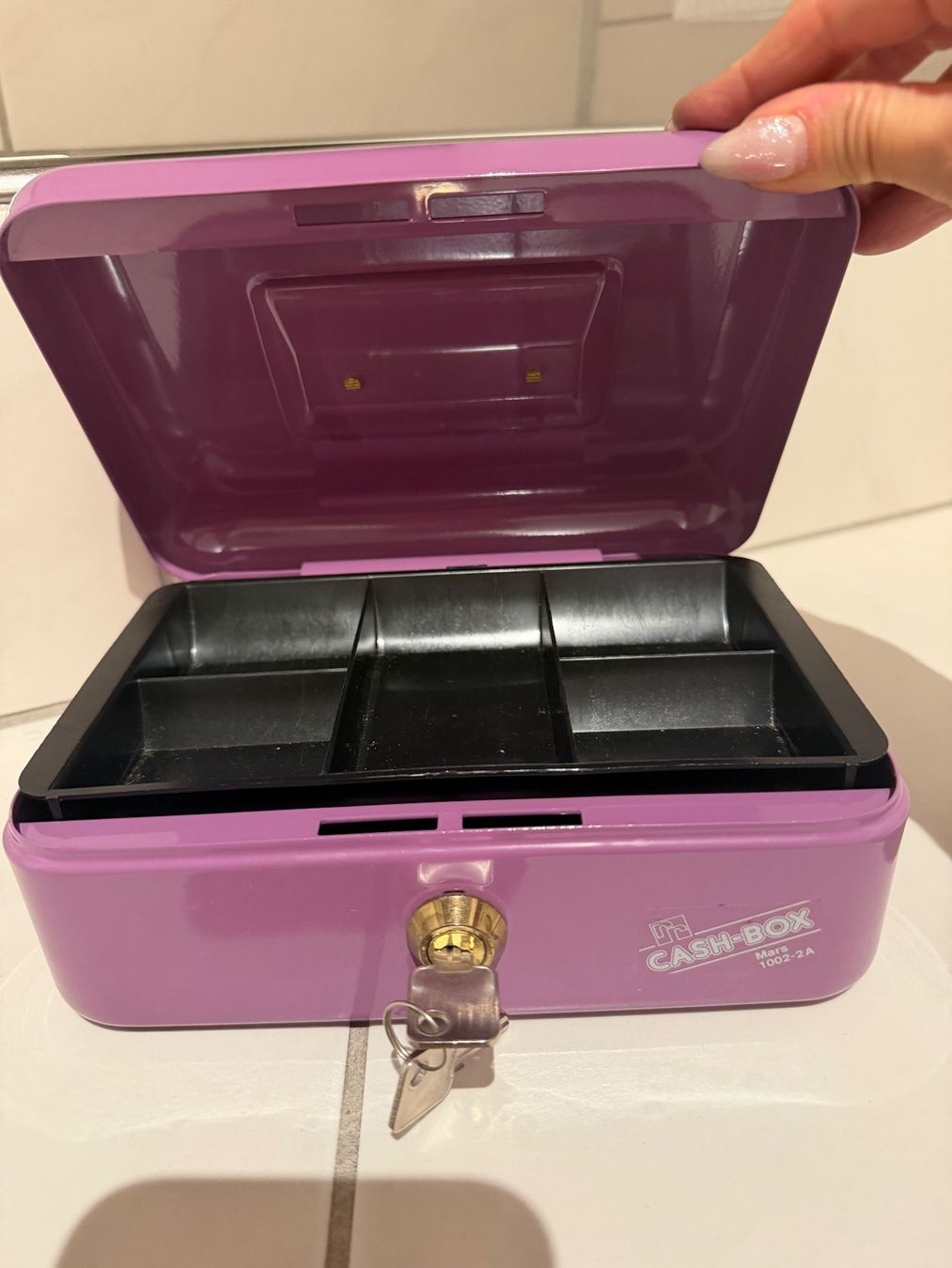 Topcase: Cassetta di sicurezza viola Mars 1002-2A con chiave – Usato da Brüttisellen venduto da RosellaG 1