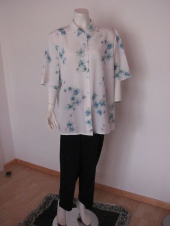 Sommerliche Damenbluse mit Blumenmuster, Grösse 48