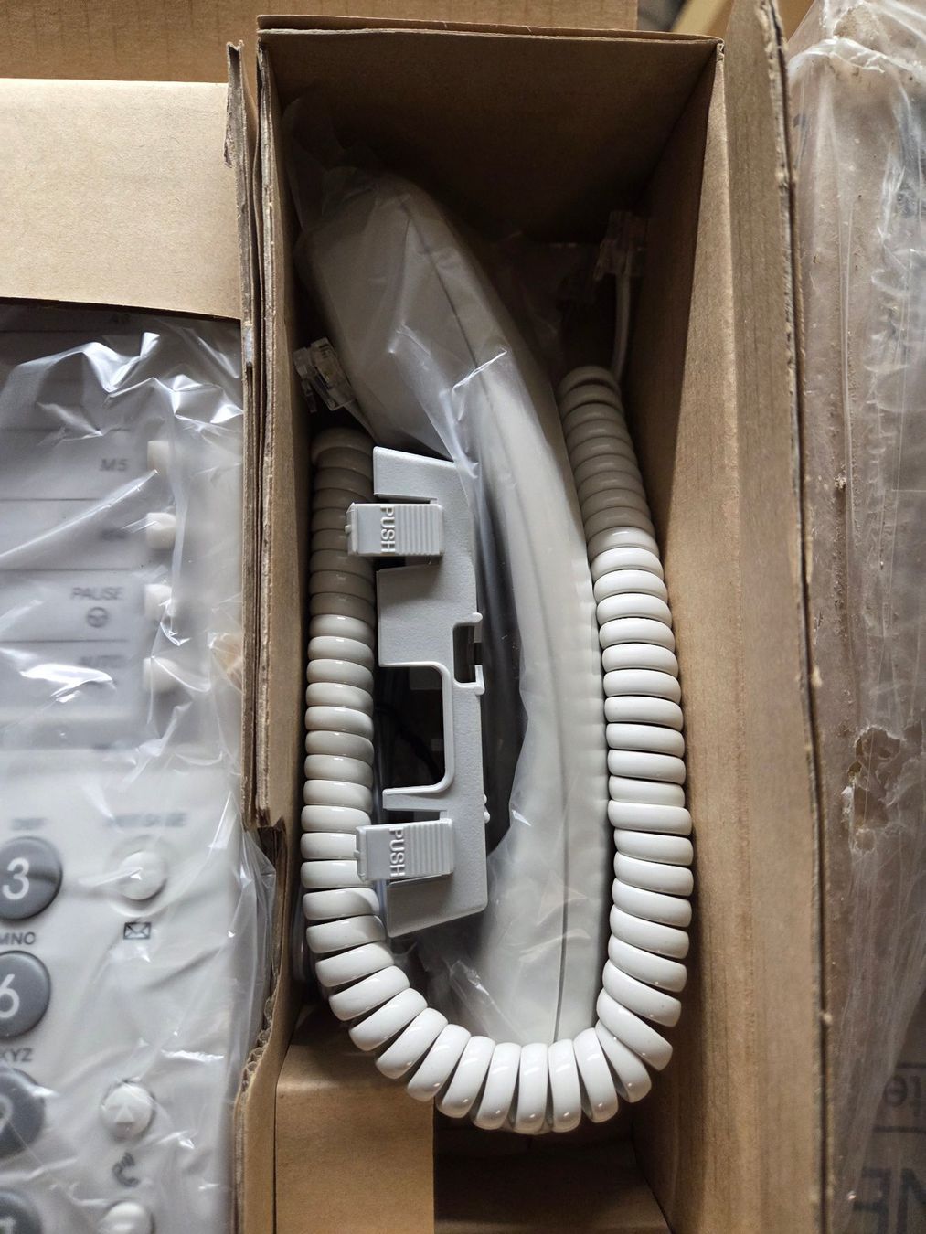 Panasonic Telefoni: 8 Telefone Panasonic KX-T7710NE weiss – Nuovo e nell'imballaggio originale da St. Gallen venduto da Razoon77 2