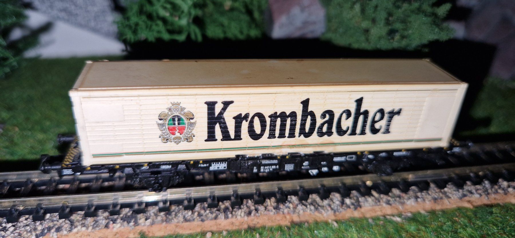 Fleischmann Modellini di ferrovie: Fleischmann Spur N 2achs. Flachwagen Container "Krombacher" – Usato da Unterengstringen venduto da b.kaiser81 1