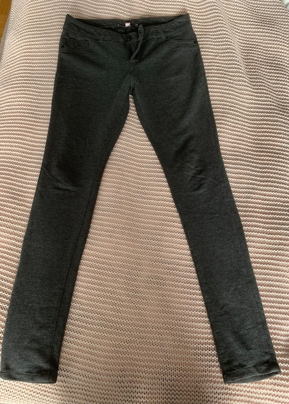 Tally Weijl Pantaloni: Pantalon slim legging gris – Usato da Montreux venduto da iizaa811