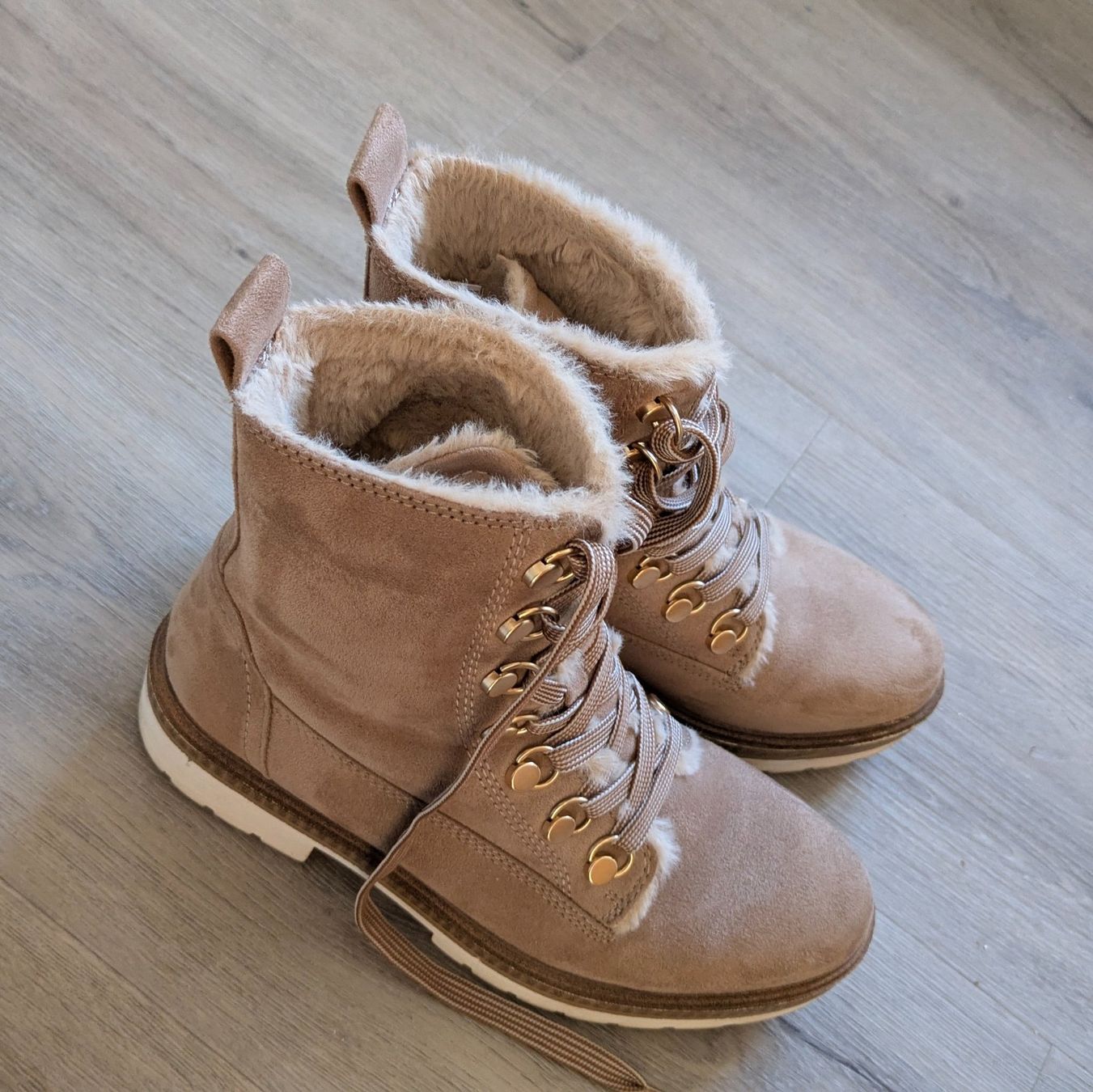 Scarpe da donna: Bottines hiver beiges – Usato da Orsieres venduto da IndianaJones50a