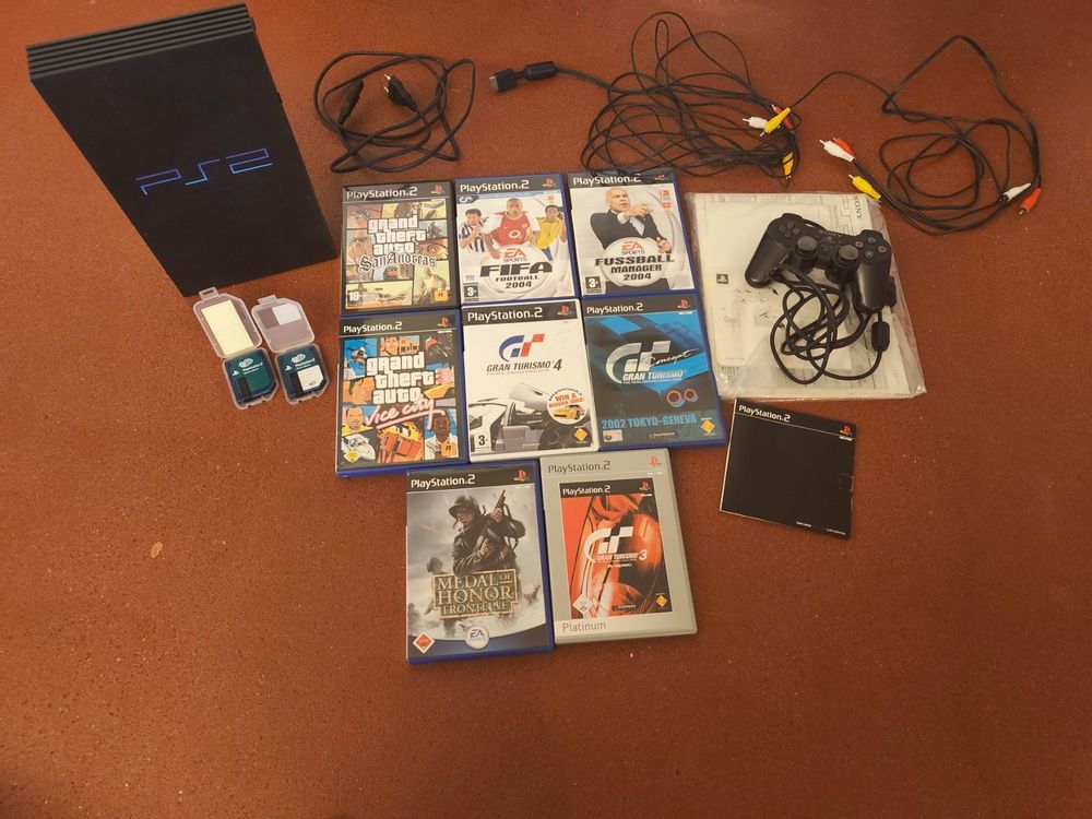 Playstation 2, PS2 + 8 Games + 2 Speicherkarten + Controller (Gebraucht ...