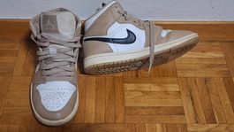 Baskets Nike Air Jordan 1 beige blanc