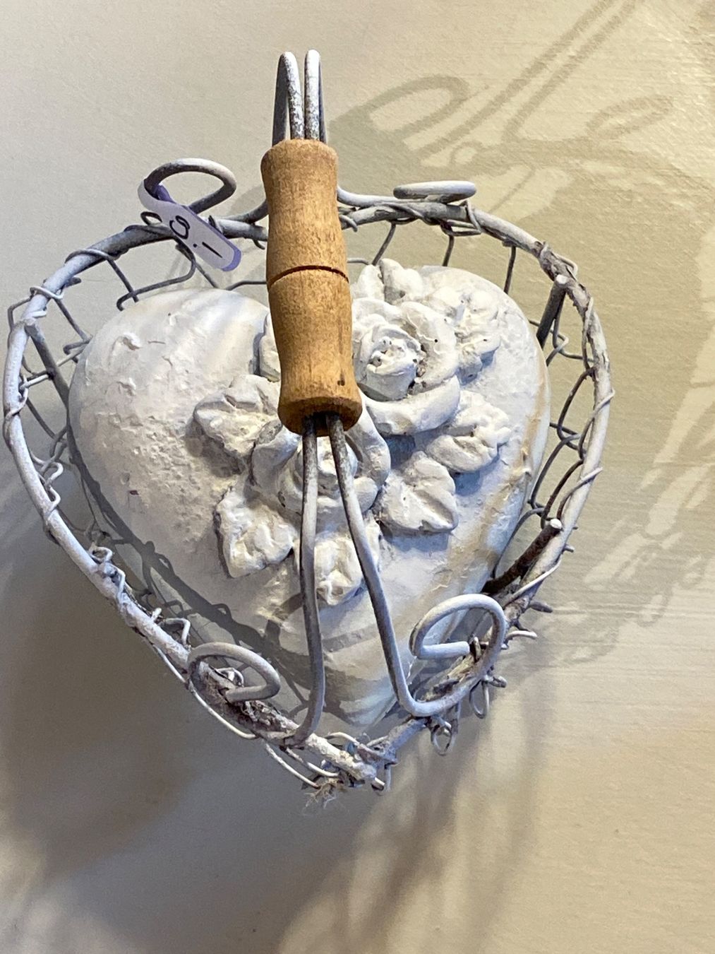 Tutte le decorazioni: SHABBY CHIC DEKO HERZ MIT KORB – Usato da Meienried venduto da ManuelaBoutique