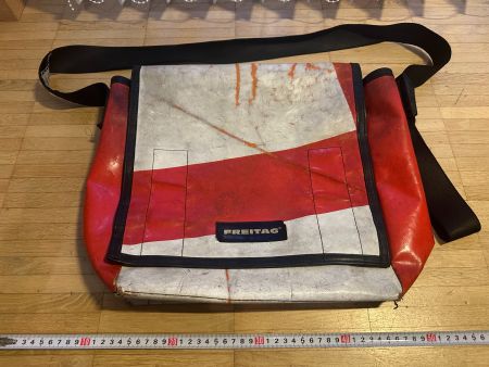 Damen Freitag F13 Top Cat Umhängetasche weiss / rot