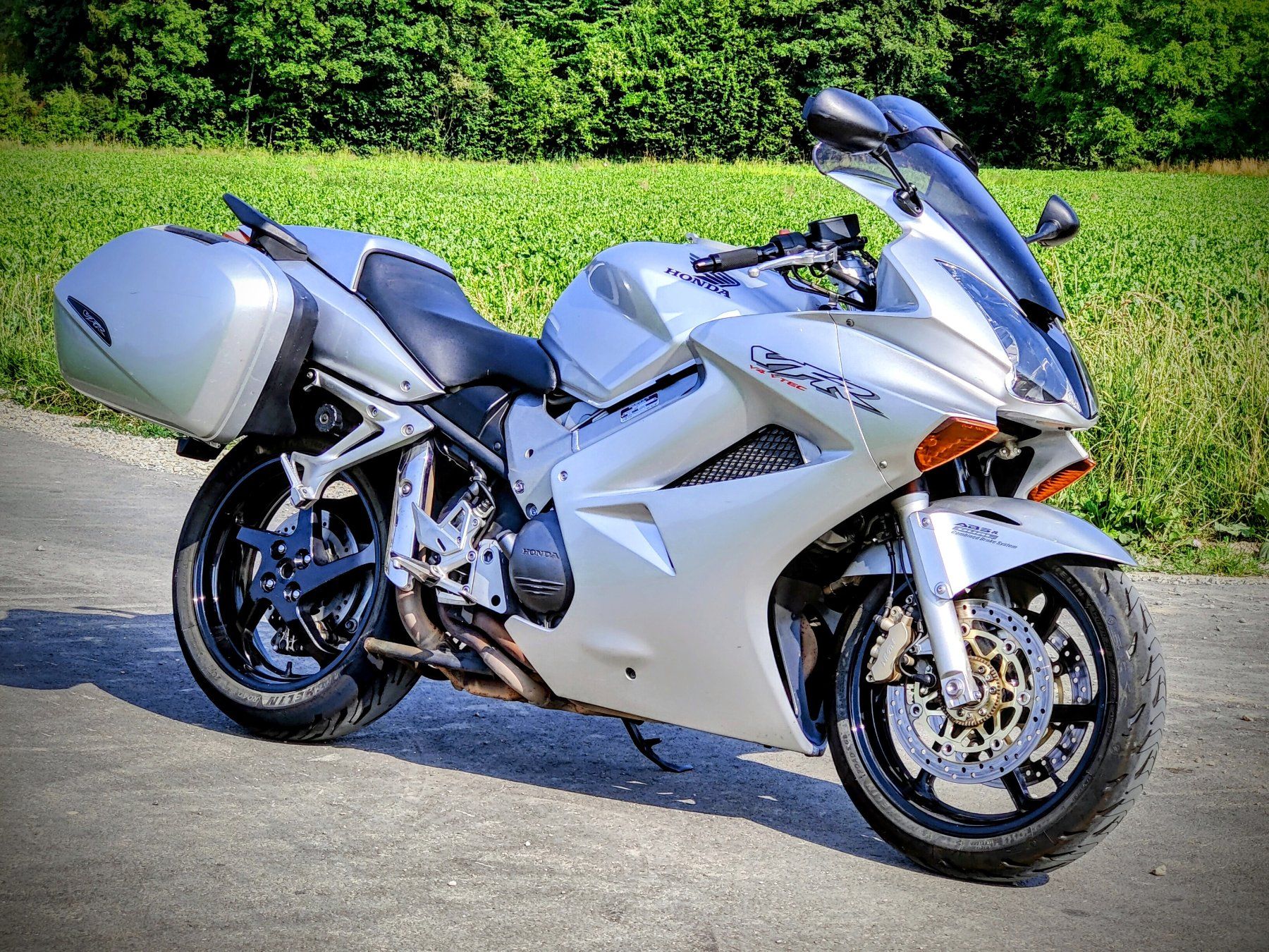 Honda Touring: Honda VFR 800 RC46 – Gebraucht aus Niederried b. Kall von