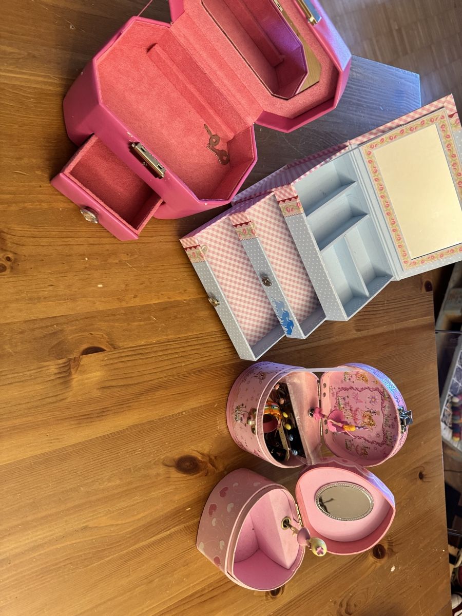 Tutte le decorazioni: 2 accessories box  plus 2 carillon madchen – Usato da Küssnacht am Rigi venduto da ciucchino 9