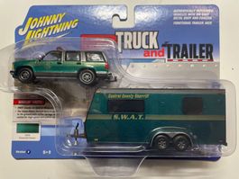 Chevy Tahoe 1997 mit Trailer S.W.A.T., Metall 1/64