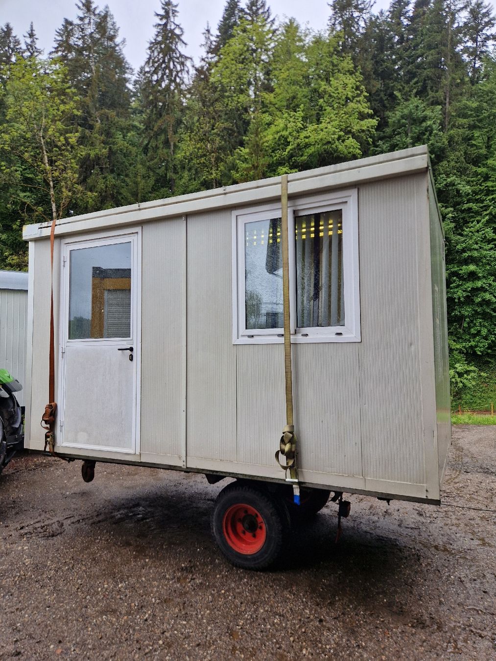 Baucontainer: Bürocontainer mit Fahrwerk – Gebraucht aus Sumiswald von ForstCounty