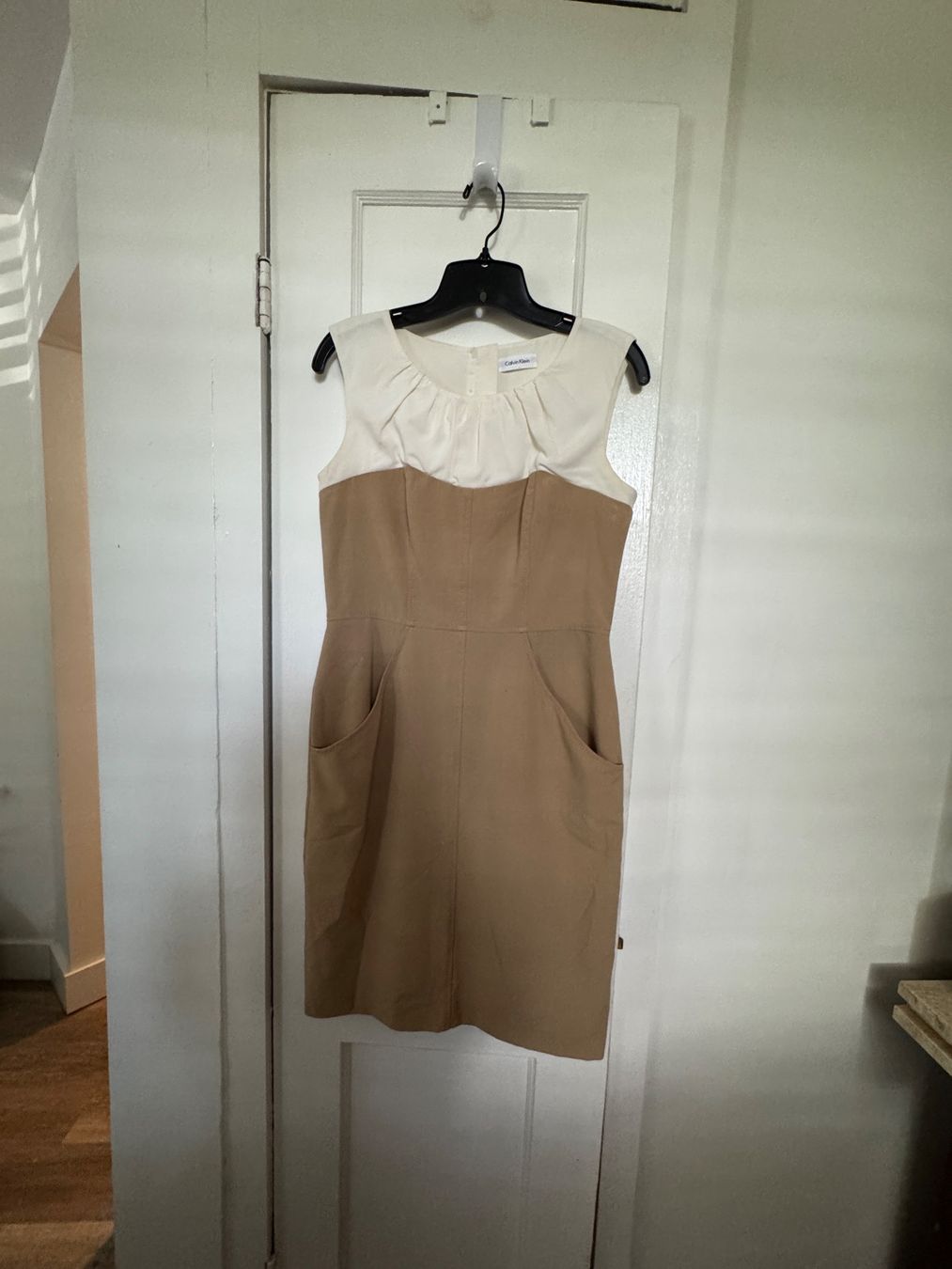 Calvin Klein Vestiti: Robe Calvin Klein beige et blanche, taille 36, élégante. – Nuovo (secondo la descrizione) da Avry-sur-Matran venduto da Anarda