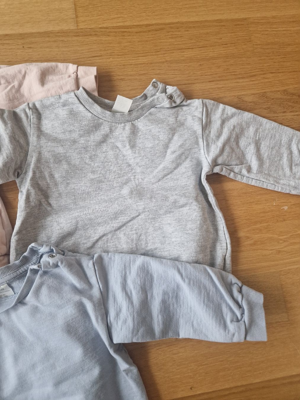 H&M Lotti & Set di vestiti: Baby - 3 Pullover - Gr 86 - Rosa/Hellblau/Grau - H&M – Usato da Reinach BL venduto da Dschinni80 2