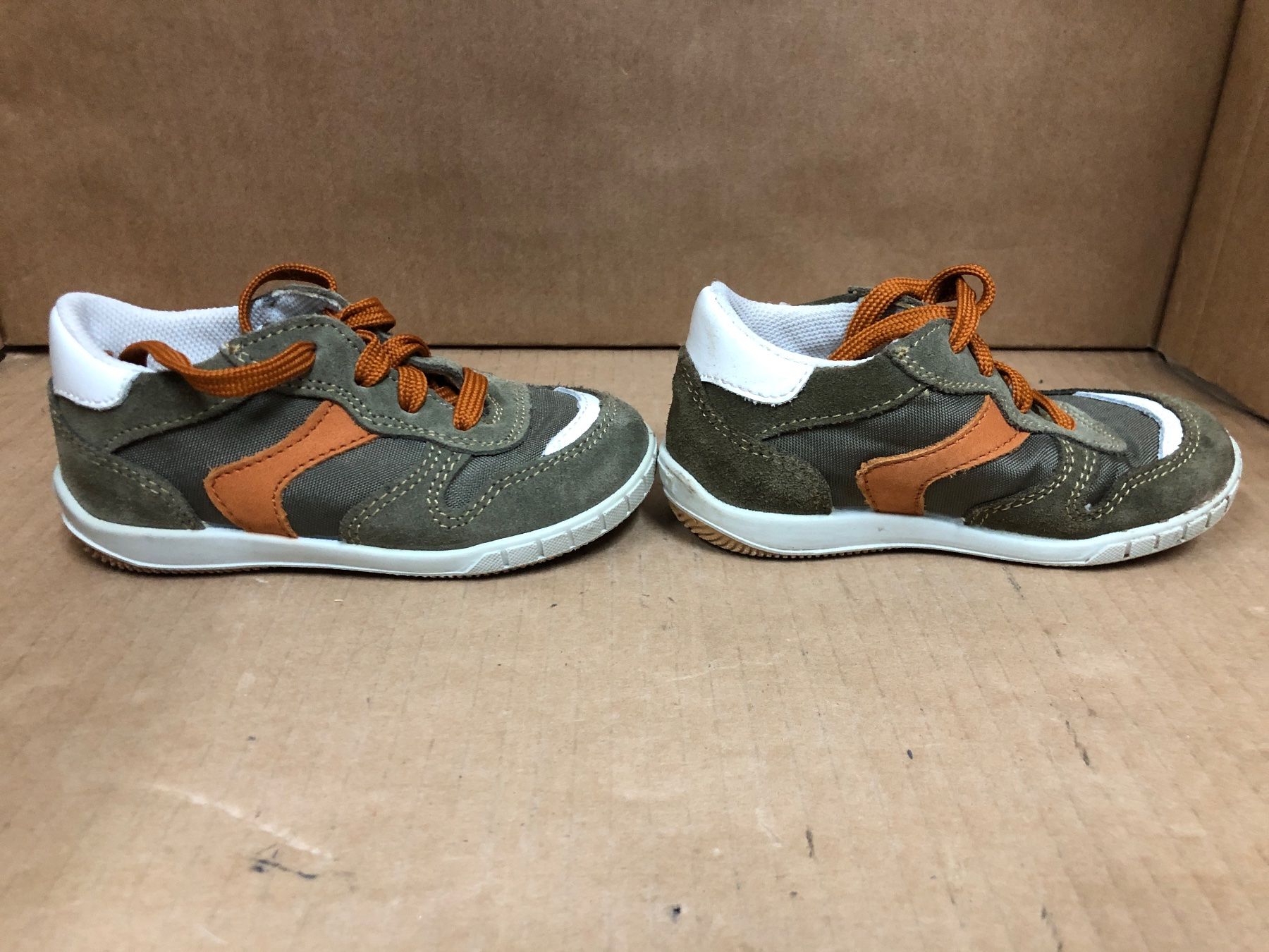 Scarpe da uomo: Turnschuhe dunkelgrün Grösse 23 – Usato da Eschlikon TG venduto da RamonaSt 1