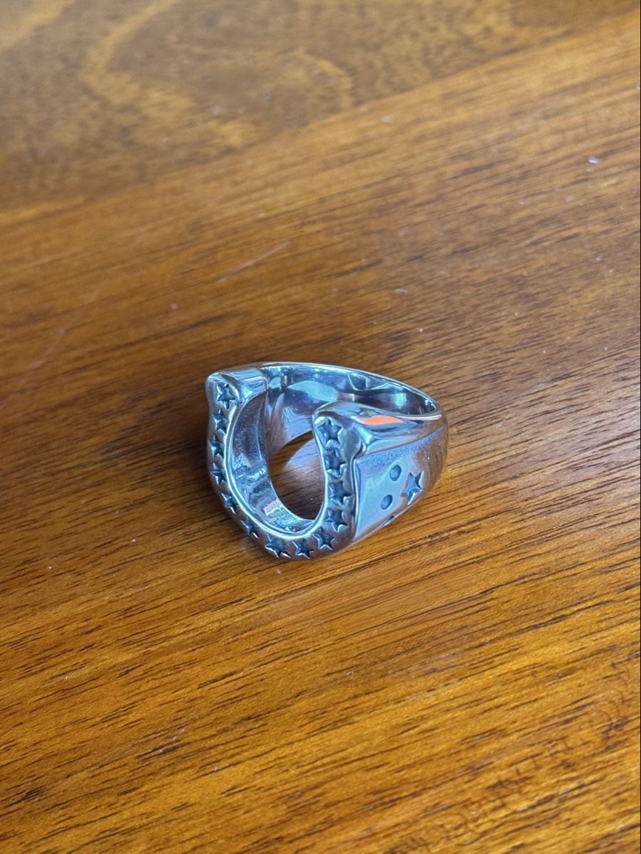 Anelli: Horseshoe Ring with Star Accents Size 9 – Nuovo e nell'imballaggio originale da Effretikon venduto da expiredrice 3