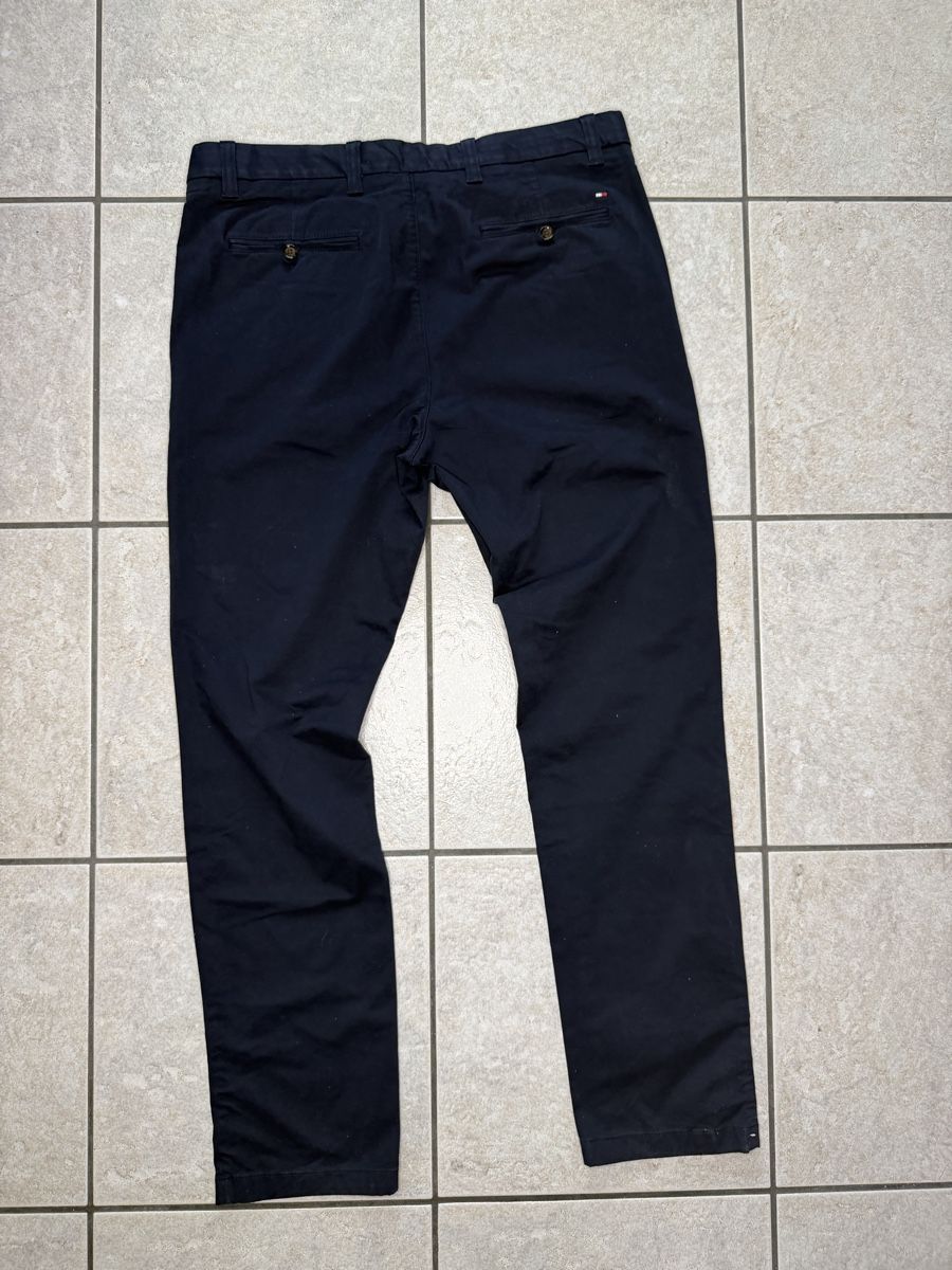 Tommy Hilfiger Pantaloni: Tommy Hilfiger Chinos dunkelblau  – Nuovo (secondo la descrizione) da Kreuzlingen venduto da Vadimem 3