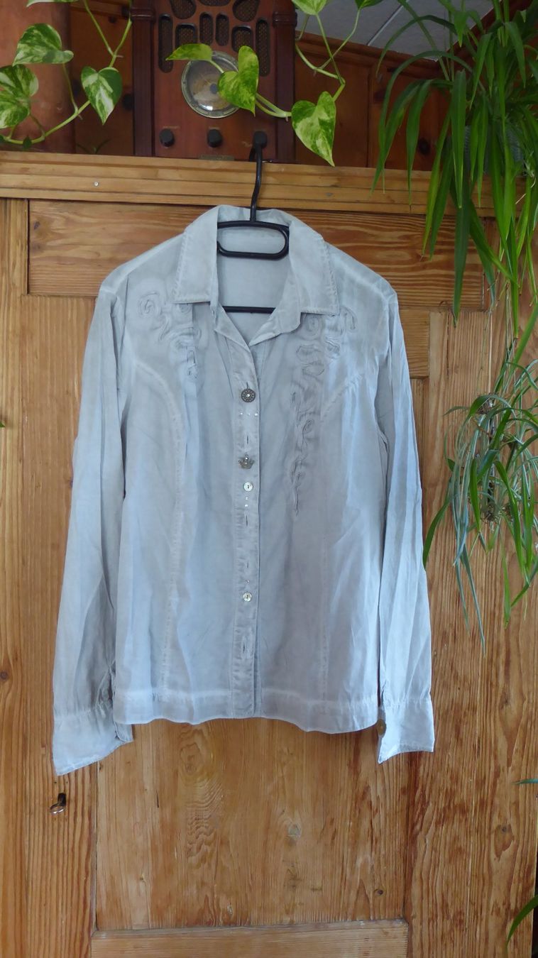 Blusen: Sehr schöne Beige Bluse Gr XL – Gebraucht aus Sargans von Benziner 2