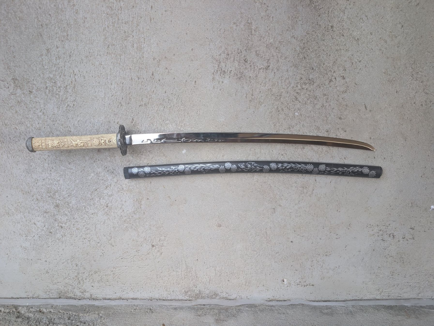 Stichwaffen: Dekoratives Schwert mit Klinge und Scheide, schöner Griff – Gebraucht aus Törbel von Moosalp