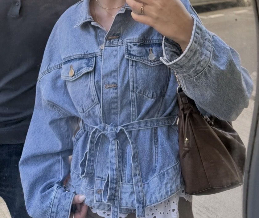 Bershka Giacche: Jeansjacke mit Bindegürtel Grösse M neuwertig – Usato da Basel venduto da lea_5p7c 1
