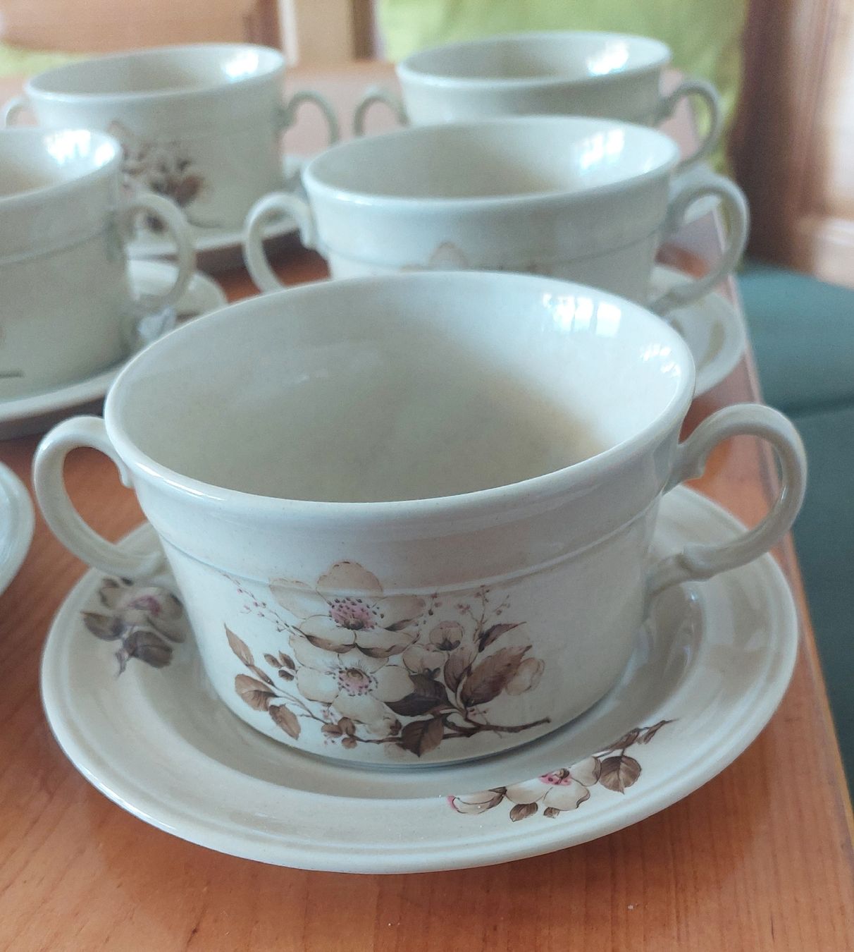 Winterling Set di piatti: 6 Suppentassen mit Unterteller Blumenmuster beigebraun – Usato da Zizers venduto da Pinot55 1