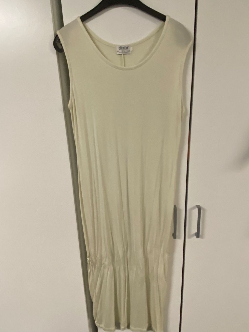 Kleider: Langes Kleid in mintgrün Gr. L – Gebraucht aus Biel-Benken BL von PANORMUS