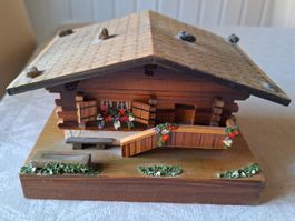 Schweizer Musikdose  Chalet -Häuschen " Appenzellerbraut "