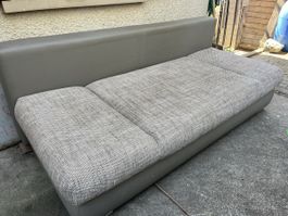 Gemütliches Tagesbett/Schlafsofa mit Stauraum, grau
