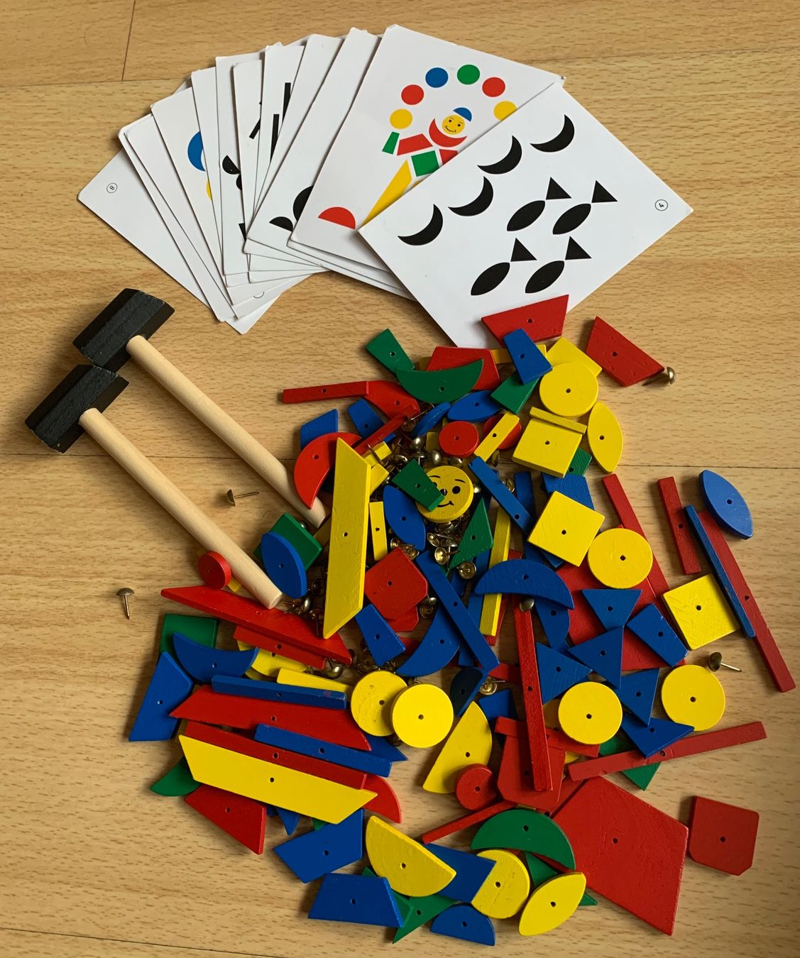 Spiele: Kinder Hammer-Nägel-Spiel – Gebraucht aus Zermatt von