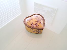 Petite boite en forme de coeur en porcelaine signée 