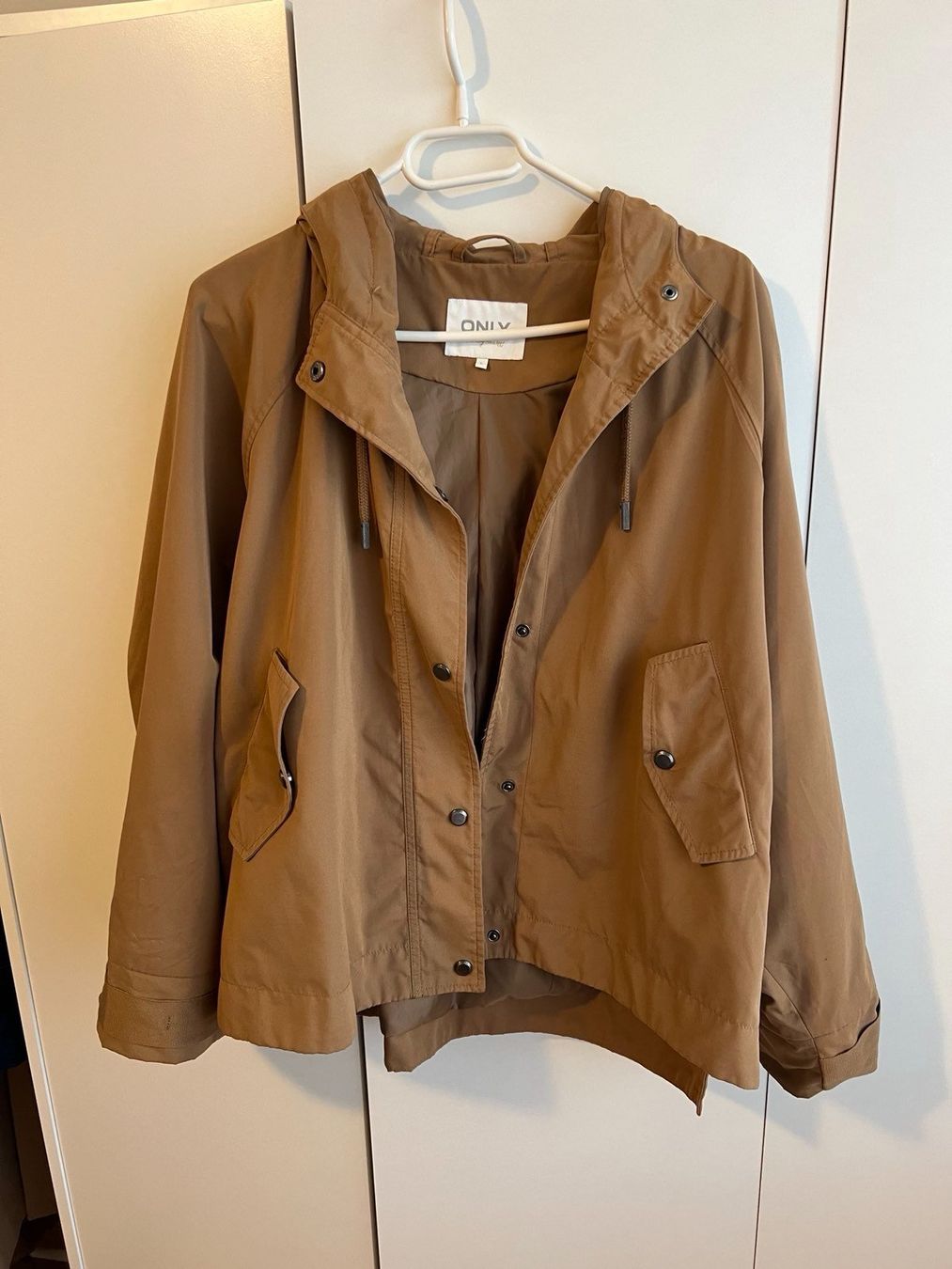 Lotti di vestiti: Frühlingsjacke mit Ledertasche – Usato da Basel venduto da M.M_ 7