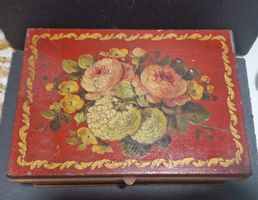 Dekorative Blechdose rot mit Blumenmuster gebraucht