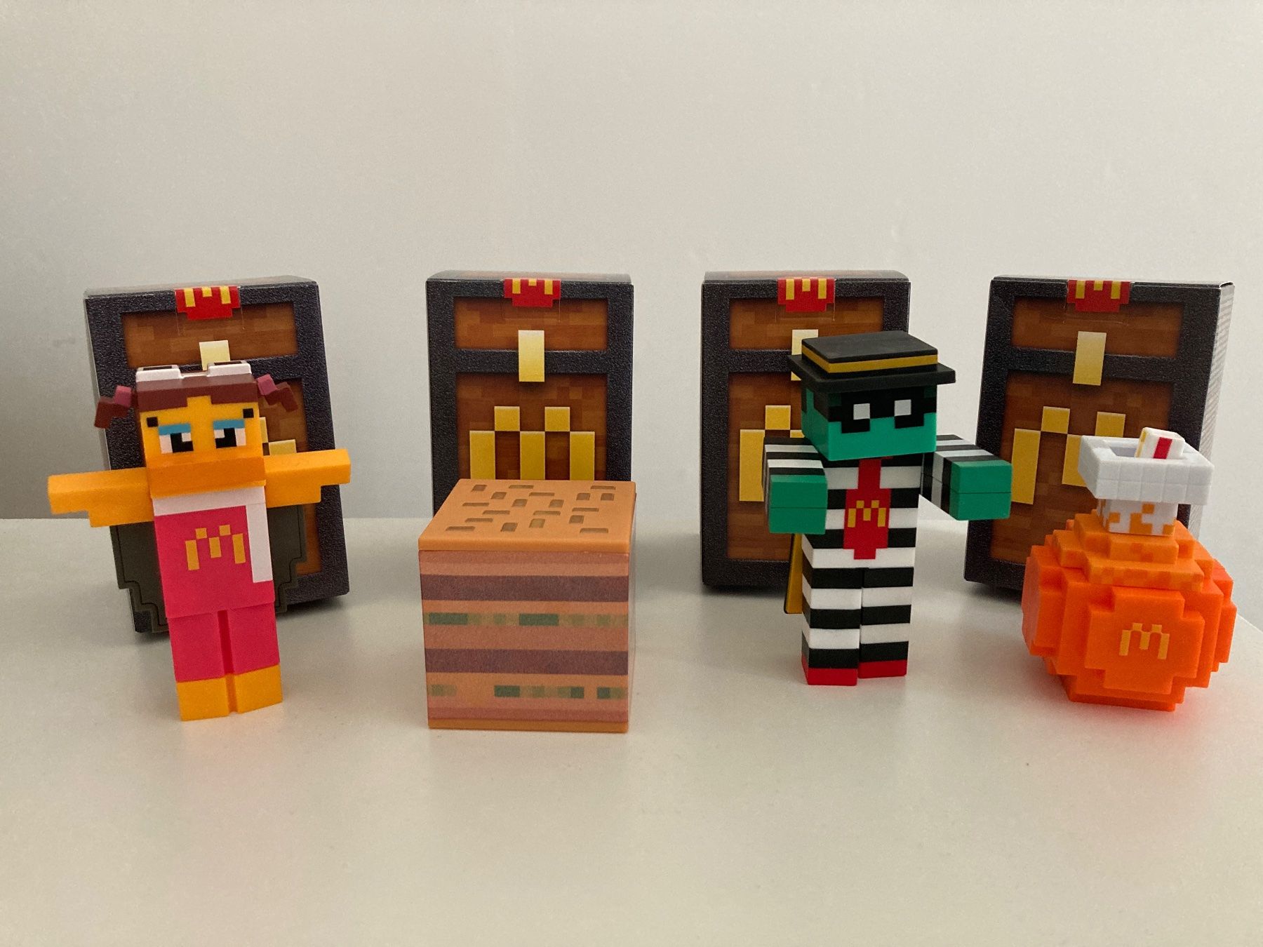 Mc Donald's Statuette: 4 figurines Minecraft McDonald's 2025 – Nuovo (secondo la descrizione) da Genthod venduto da daz_world