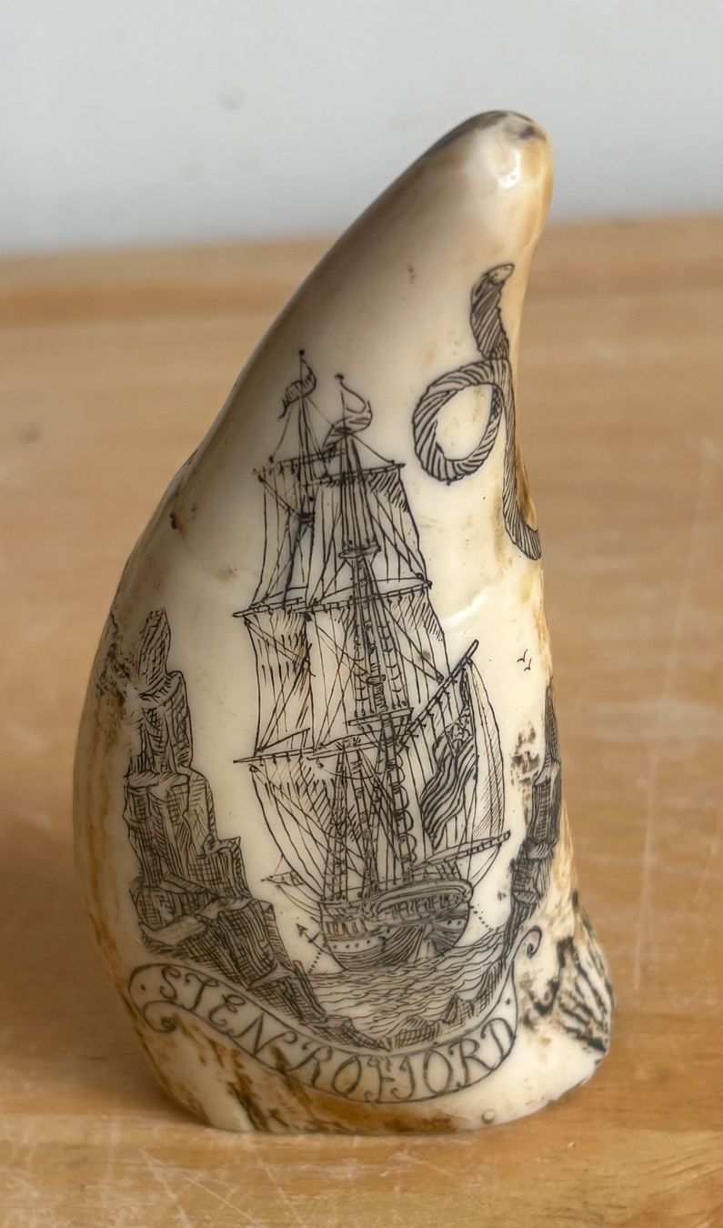 Statuette: Gravierter Walrosszahn "Captain N. B." mit Schiff – Usato da Frick venduto da Rukki 1