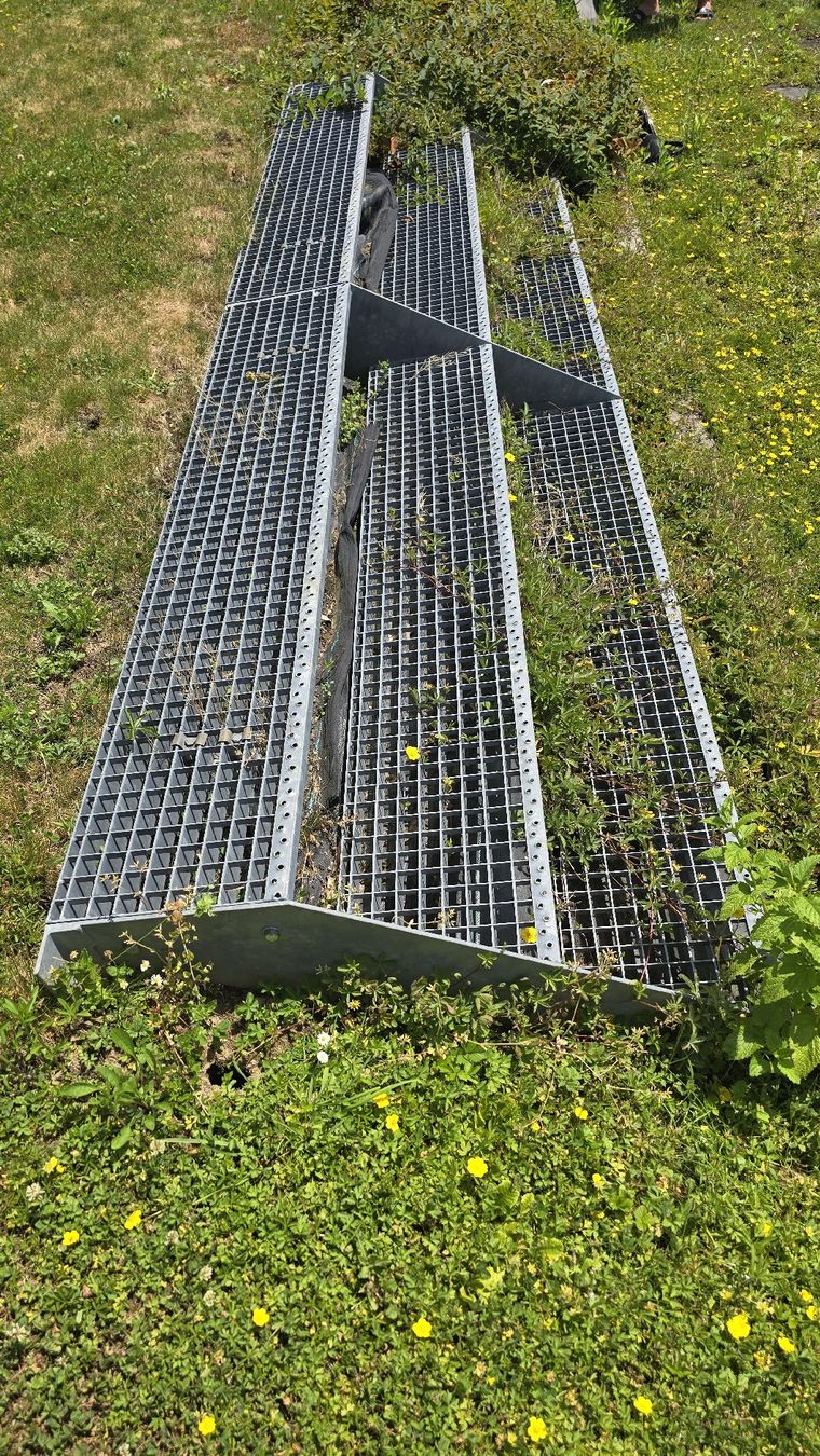 Scale: Metalltreppe verzinkt, 2 Stück – Usato da Remetschwil venduto da Mausimami07 5