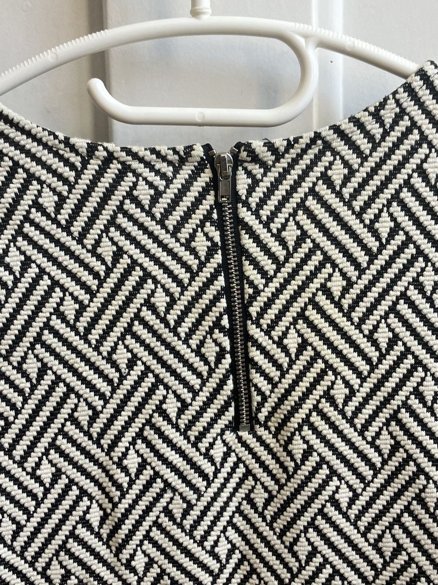 H&M Vestiti: Robe noire et blanche Divided, taille 38, comme neuf – Usato da St-Aubin-Sauges venduto da Sonia-Ka 2