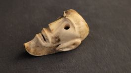 Antike geschnitzte Knochenmaske
