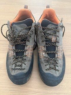 Scarpa Scarpe da uomo: Scarpa Crux Zustiegsschuhe, grau, Gr. 44 – Usato da Oberwil b. Zug venduto da ale_rp9r