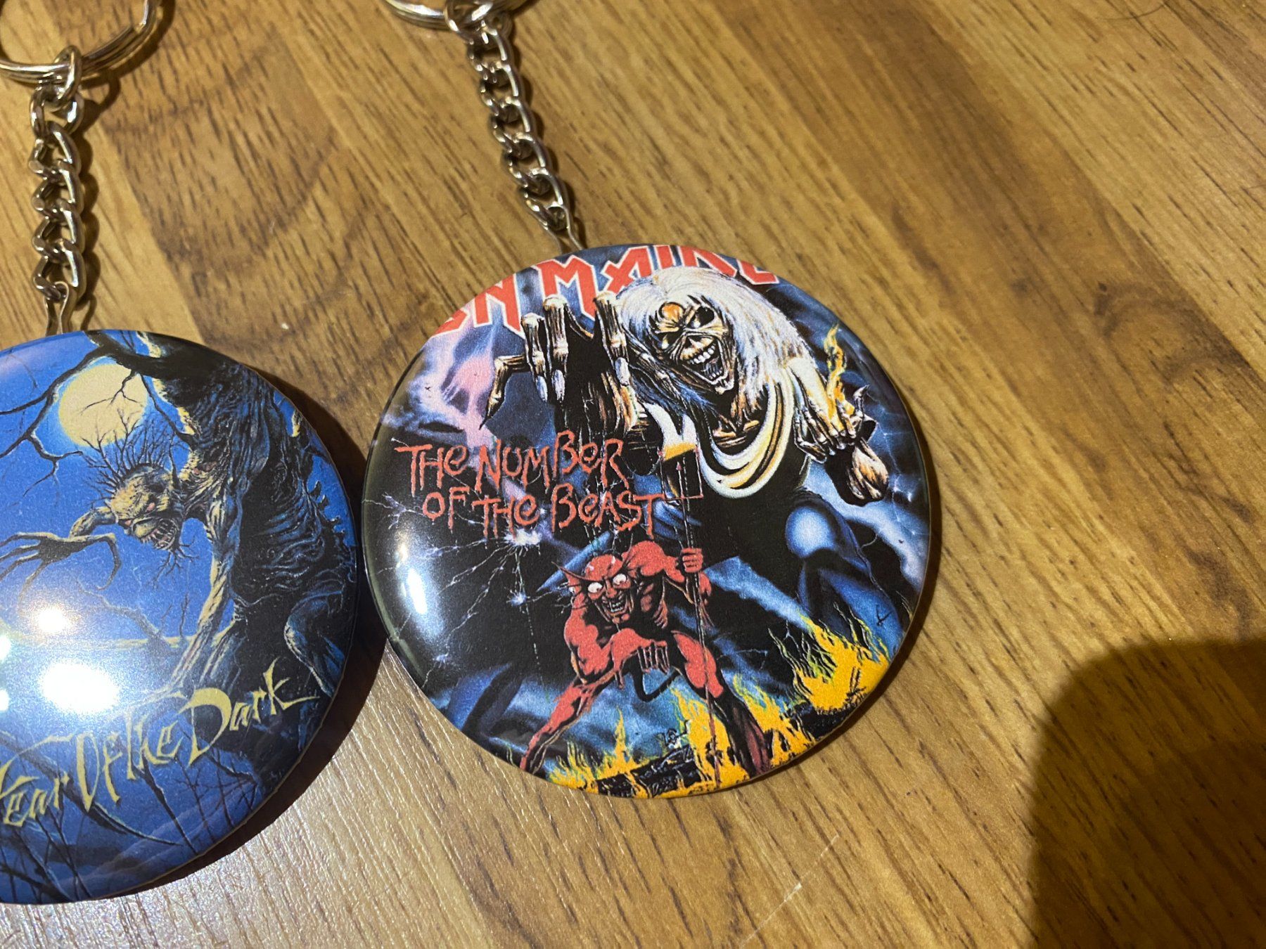 Placchette & Badge: Iron Maiden Flaschenoeffner, Neu – Nuovo e nell'imballaggio originale da Basel venduto da FatCatPacksTheRatt 2