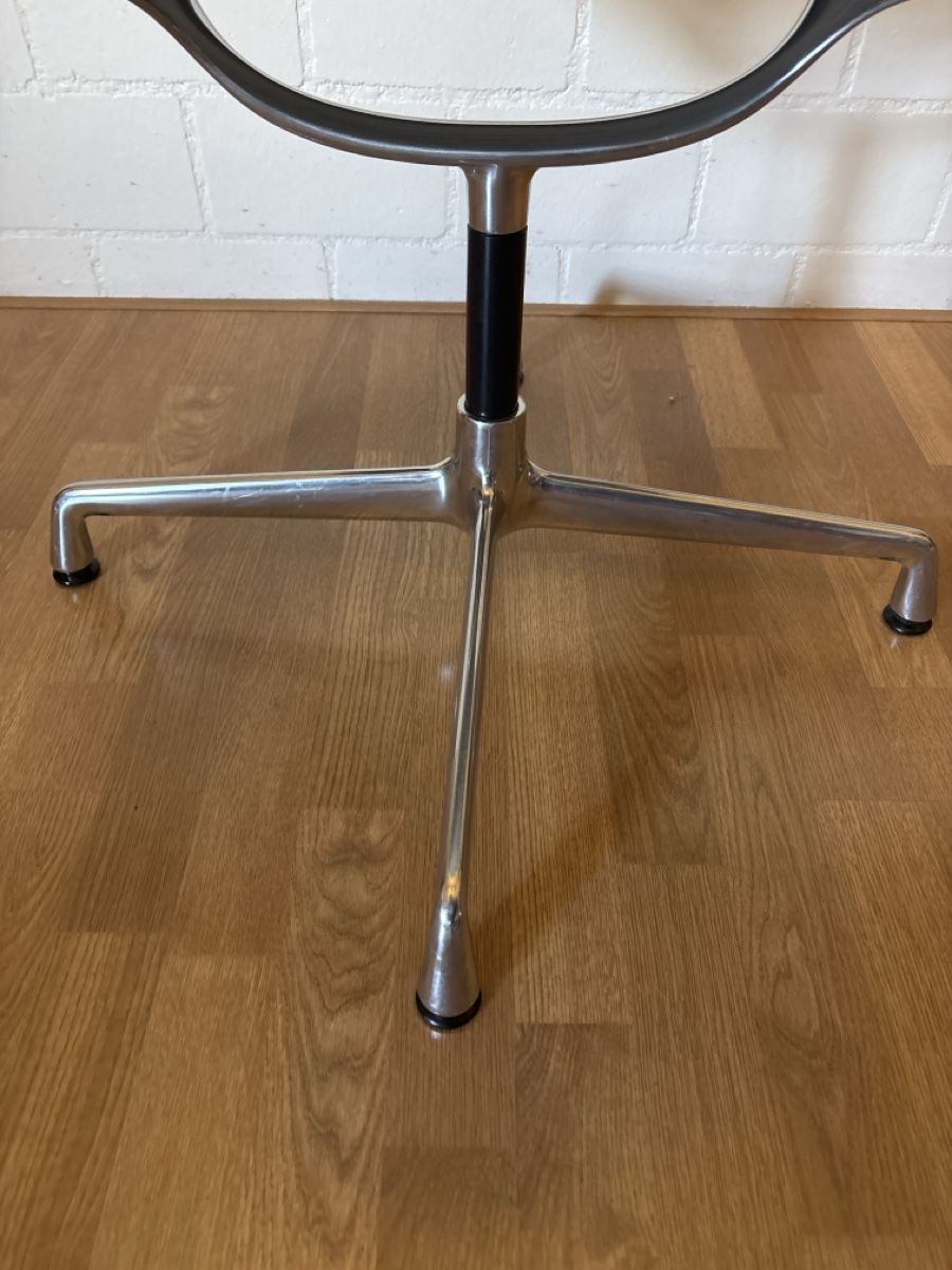 Vitra Stühle: Vitra Eames Alu Chair hellblau  – Gebraucht aus Basel von magnummarine 4