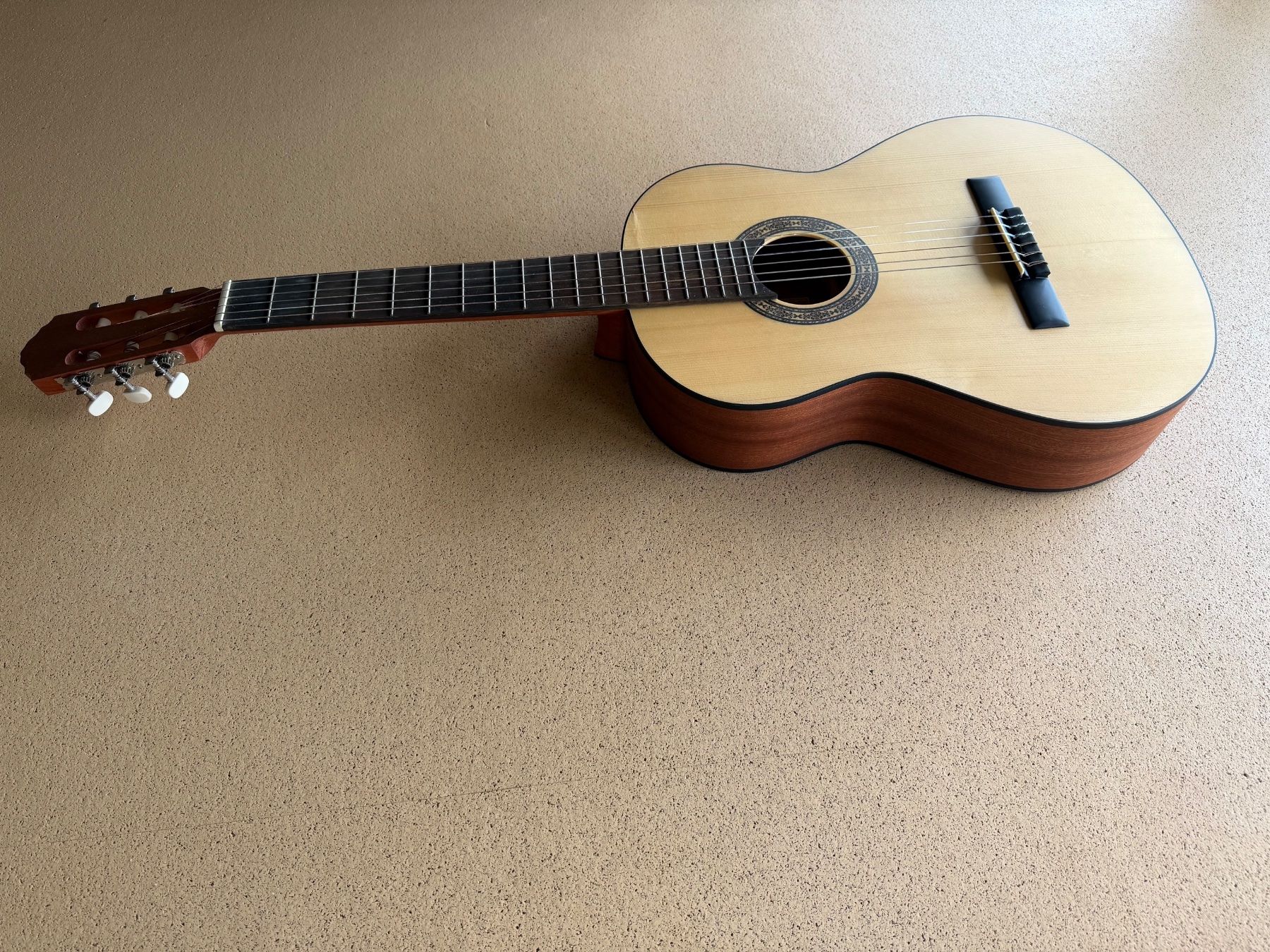 Strumenti musicali: Guitare classique Iberica mod. 1SM – Usato da St-Gingolph venduto da GoldenKeys 2