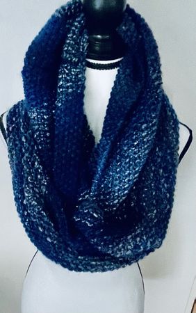 Kuscheliger Winterschal Loop blau/grau meliert gestrickt