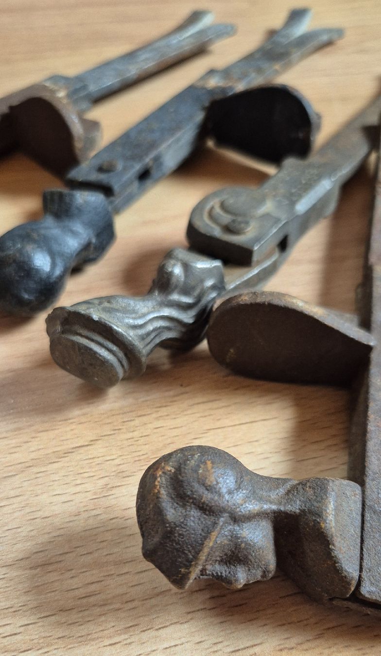 Wandhalterungen: 4 Jalousie Rückhalter – Gebraucht aus Moutier von Maria1704 1