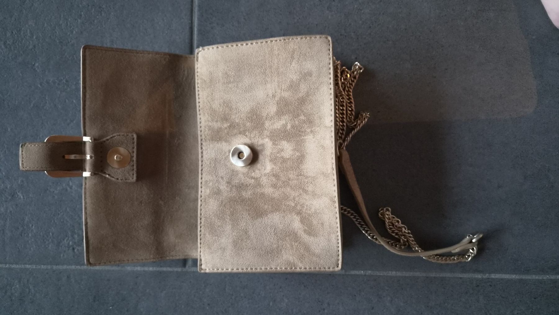 Borse: Umhängetasche beige Wildlederoptik mit Kette – Nuovo (secondo la descrizione) da Fontnas venduto da alastri.na 2